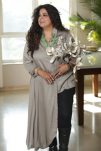 Load image into Gallery viewer, Cowl shirt with embroidery