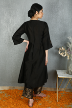 Load image into Gallery viewer, NOOR V-NECK hand embroidered set